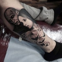 Tatuaje en la pierna, monstruo con mujer y murciélagos