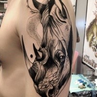 Un'immagine realistica dipinta da Michele Zingales nel tatuaggio del braccio superiore in stile dot dot di testa di rinoceronte