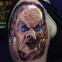 Realistisch aussehendes Schulter Tattoo mit gruseligem Monster Hexe