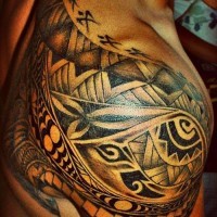 Realistisch aussehende sehr detaillierte schwarze  polynesische Verzierungen Tattoo an der Schulter