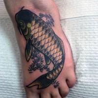 Tatuaje en el pie, pez carpa grande realista