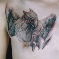 realistico dipinto grifone tatuaggio su petto maschile