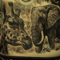 Tatuaje  en la cintura, jirafa y elefante hermosos detallados