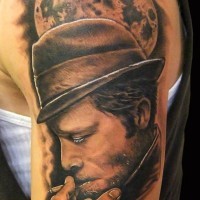 realistico foto grande inchiostro nero ritratto uomo fumando tatuaggio su spalla