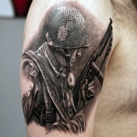 Tatuaje en el brazo, soldado realista en casco y con fusil