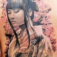 realistico foto colorato geisha asiatica tatuaggio su schiena