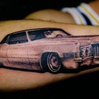 Tatuaje en el antebrazo, coche viejo de color rosa