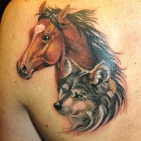 Realistisches Tattoo von Pferde- und Wolfkopf