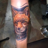 Tatuaggio molto realistico sulla gamba la testa della volpe
