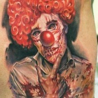 Tatuaje de payaso temible con traje en sangre
