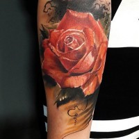Tattoo von realistischer Rose am Unterarm