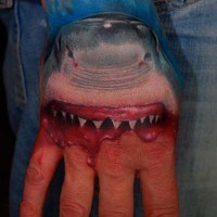 realistico film squalo tatuaggio su mano