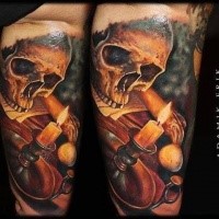 Realistischer Stil menschlicher gefärbter Schädel Tattoo am Arm mit brennender Kerze
