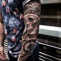Realistischer Stil detailliertes Schädel Tattoo am Ärmel mit Kompass