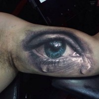 realistica occhio blu piangendo tatuaggio su braccio da Dawin Enriquez
