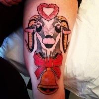 Tatuaje en el brazo,
ovis abstracto con lazo rojo