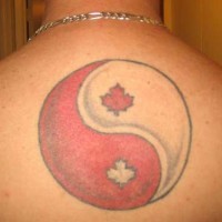 Tatuaggio grande come la bandiera canadese sulla schiena il disegno in stile Yin-Yang