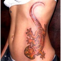 Tatuaje de lagarto rojo enorme en las costillas