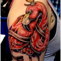 Tatuaggio impressionante sul braccio l'uccello rosso con le corna