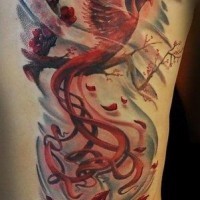 Tatuaje en la espalda, fénix rojo en el remolino