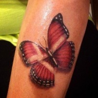 Tatuaggio bellissimo sul braccio la farfalla rossa