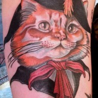 Tatuaje en la pierna, gato rojo en el sombrero