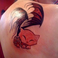 Tattoo mit roter Katze mit Flügeln am Schulterblatt