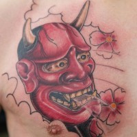 Tatuaje en el pecho, demonio rojo en el cielo