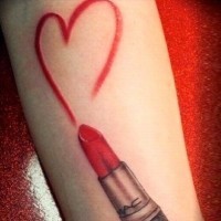 Tatuaje en el antebrazo, corazón rojo y lápiz labial