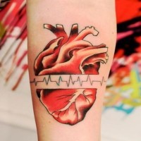 Tatuaje en el antebrazo,
corazón rojo con el pulso