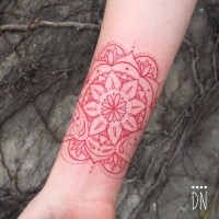 Tinta roja coloreada por el tatuaje del antebrazo Dino Nemec de una hermosa flor