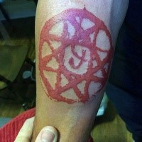 Rotes Unterarm Kult Tattoo mit dämonischem Symbol