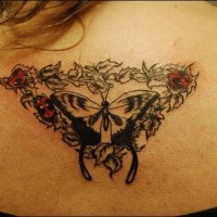 Rote Marienkäfer und schwarzer Schmetterling Tattoo am Rücken