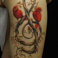 due uccelli rossi con amore su albero segno musicale tatuaggio