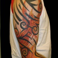 Tatuaggio grande sul braccio l'uccello giallo rosso & i disegni tribali