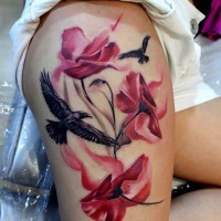Tatuaje en el muslo, amapolas rojas y cuervos negros