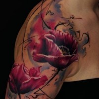 Tattoo mit roten Mohnblumen Tattoo an der Schulter