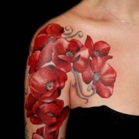 Tatuaje en el hombro, montón de amapolas