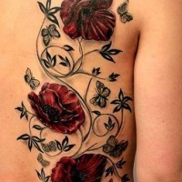 Rote Mohnblumen mit Weinstock und Kamera Tattoo