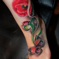 Tatuaje en la pierna,
amapola roja brillante con mariquita y mariposa