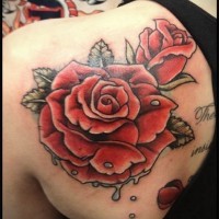 Rote Rose Tattoo am Schulterblatt