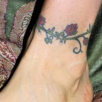Rote Rosen mit Dornen Fusskettchen Tattoo