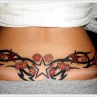 rossa stella e fiori con tribale nero tatuaggio su parte bassa di schiena