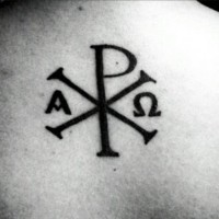 Tatuaje en la espalda, monograma religioso negro