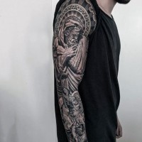 Tatuaje en el brazo, estatua de dios antiguo, tema religioso espectacular bien dibujado