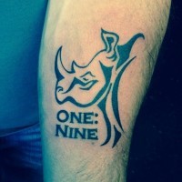 testa rinoceronte astratto con lettere tatuaggio