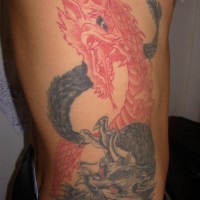 Spaventoso tatuaggio sul fianco dragone rosso & dragone nero