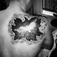 3D simbolo Batman da sotto pelle tatuaggio nero e bianco su spalla