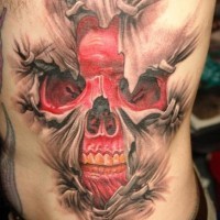 incredibile raccapricciante multicolore cranio rosso da pelle strappata tatuaggio su lato di corpo
