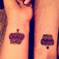bella corona  per coppia romantica romantica tatuaggio sul polsi